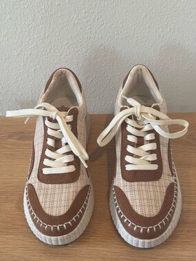 Universal Thread Women’s Cream and Brown Lace-Up Sneakers